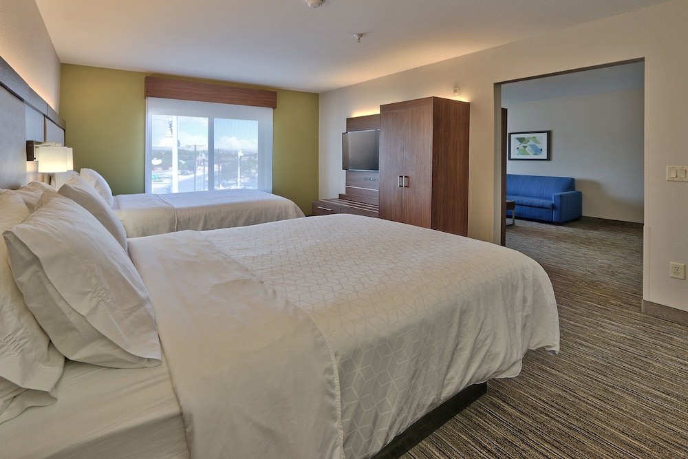Suite, 1 Bedroom - Photo 1