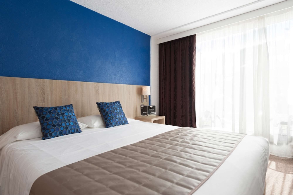Comfort Triple Room, 1 Queen Bed with Sofa bed, Balcony, Sea View - Photo 1