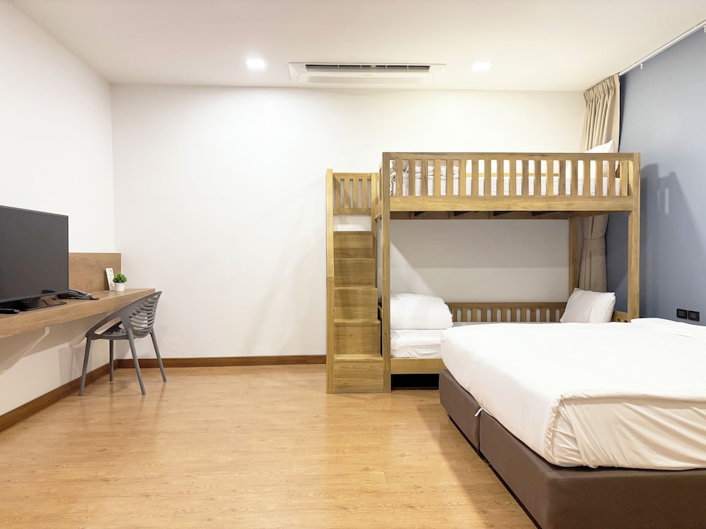 Quadruple Room No Window - Photo 3