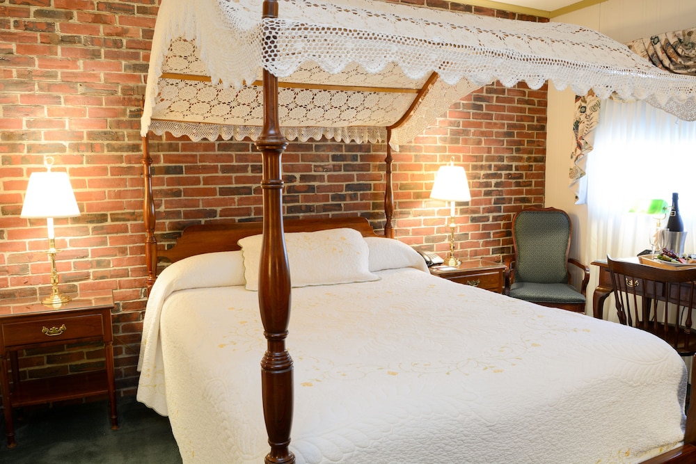 Deluxe Room, 1 Queen Canopy Bed - Photo 2