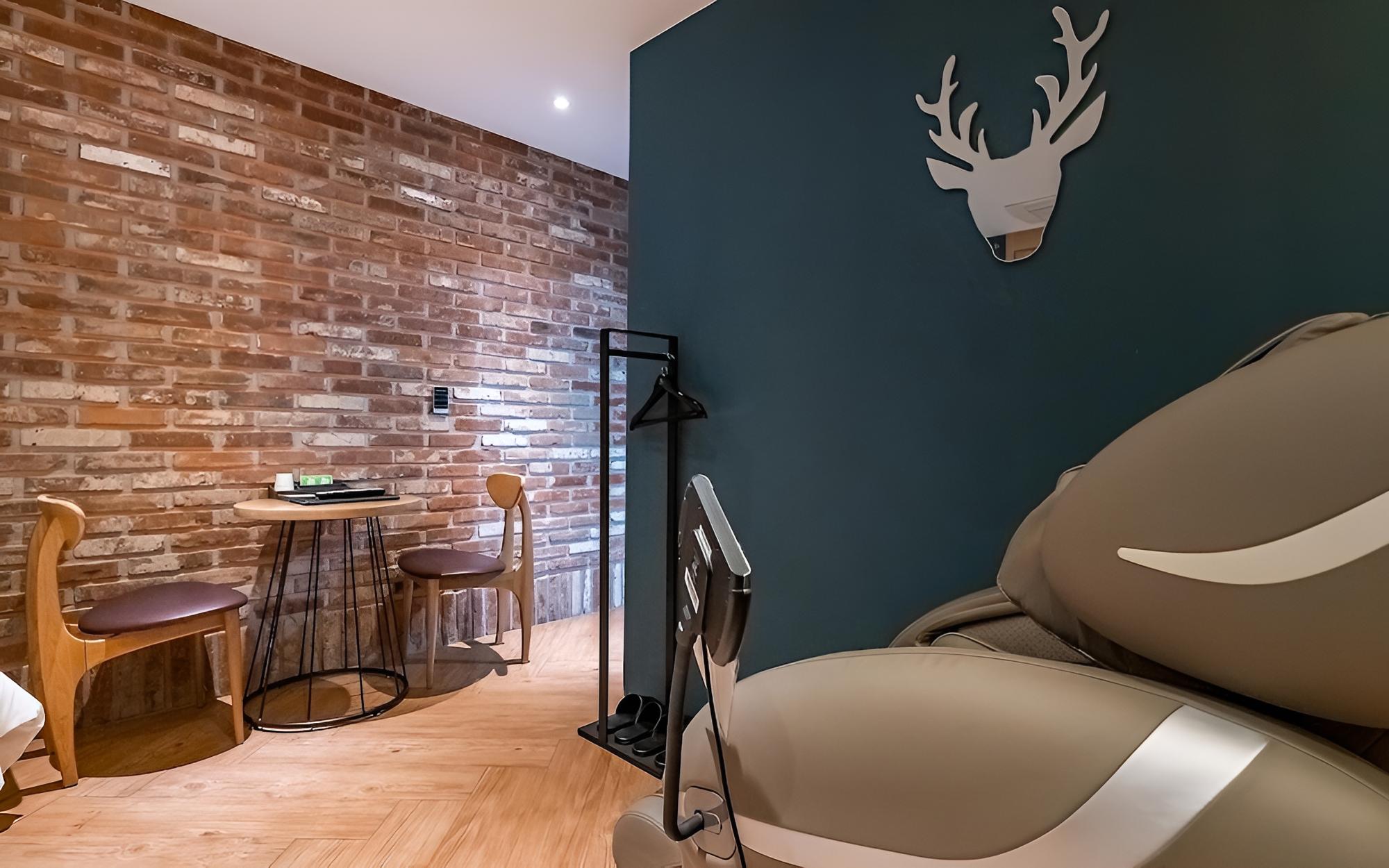 Room (VIP * massage chair*(Netflix viewable) - Photo 9