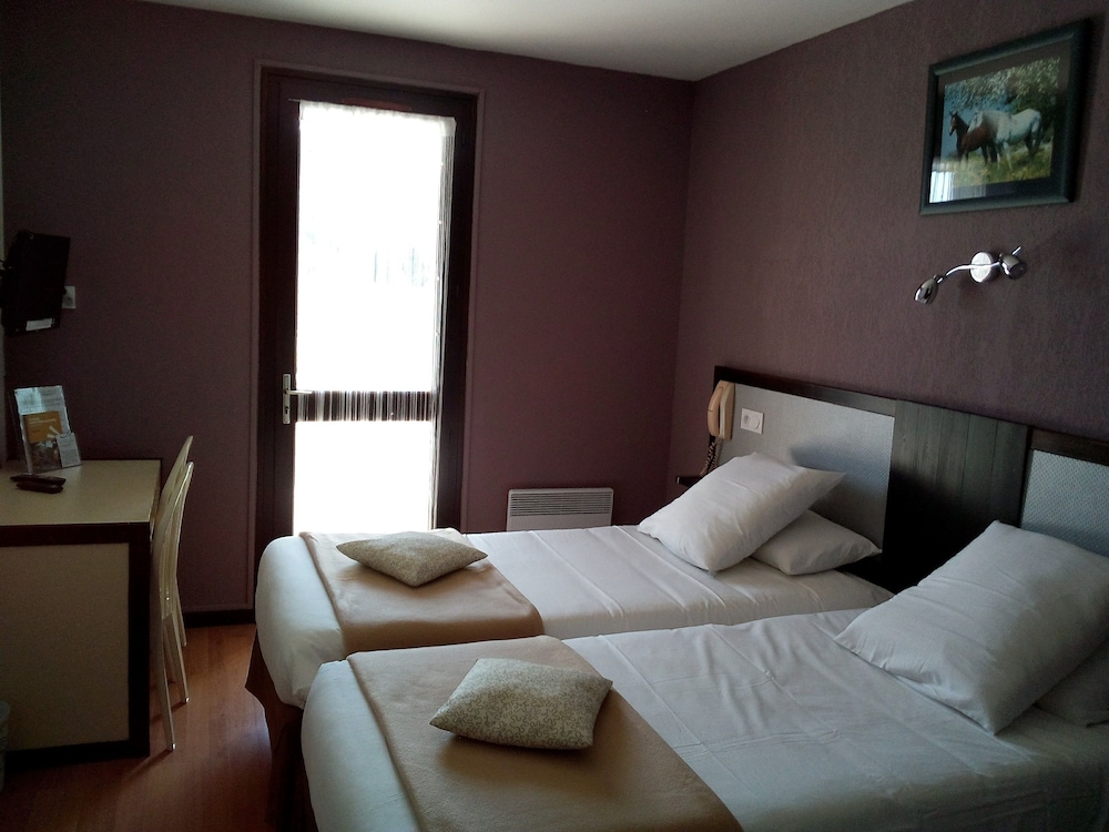 Twin Room, ground floor, pool side terrace photo 2