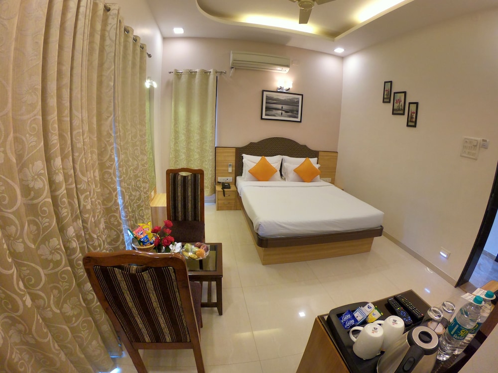 Executive Room with Balcony - Photo 8