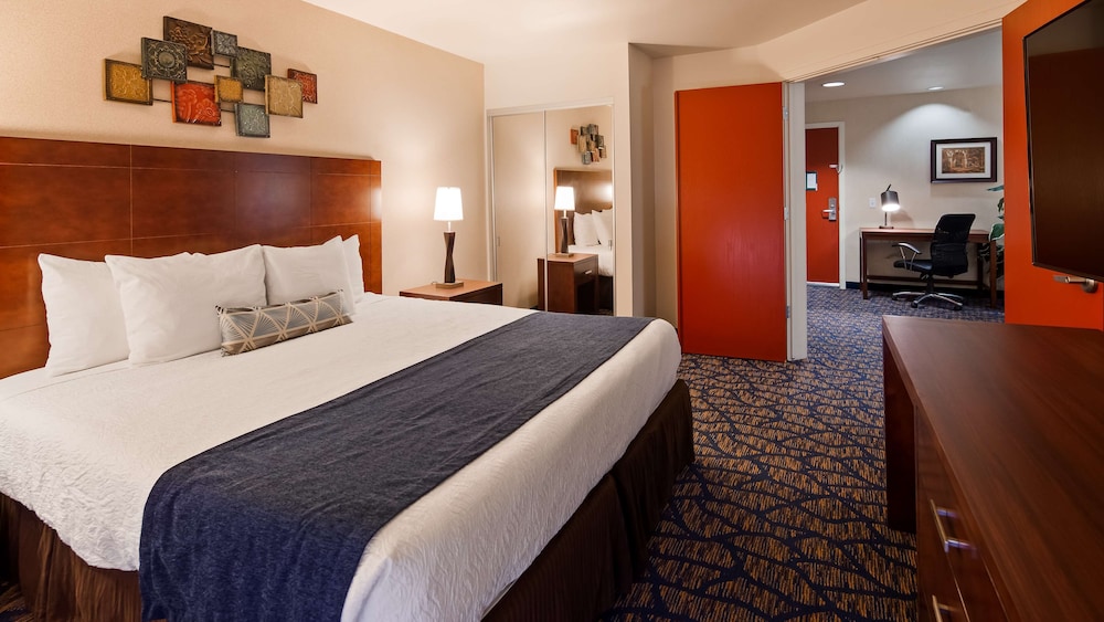 Suite, 1 King Bed, Non Smoking - Photo 1