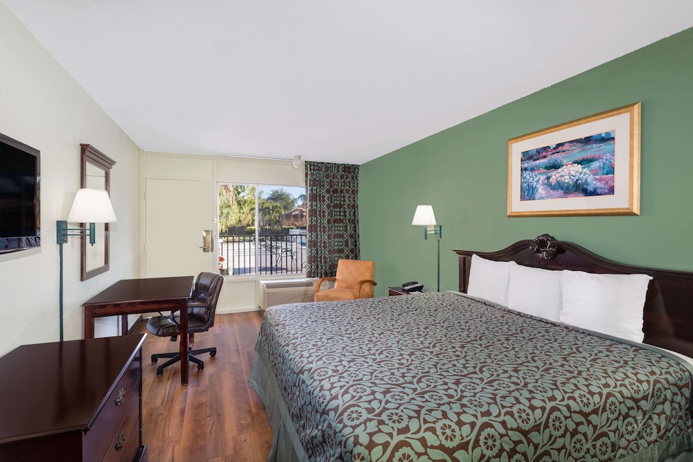 Room, 1 King Bed, Non Smoking, Poolside photo 2