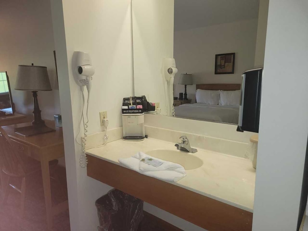Deluxe Room, 1 Queen Bed, Jetted Tub photo 2