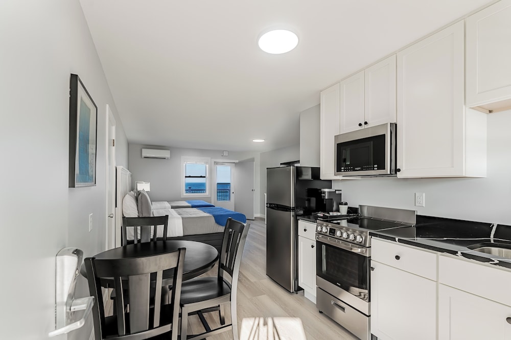 OCEAN FRONT 2 Queen Beds, Full Kitchen, Private Balcony with Ocean views photo 3