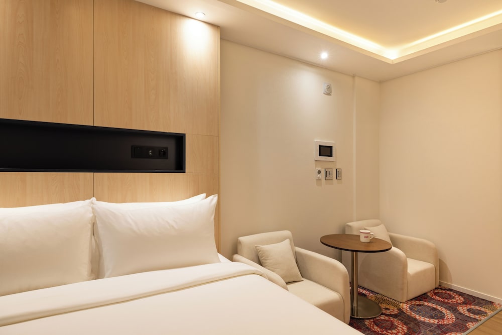Signature Double Room, 1 King Bed photo 3