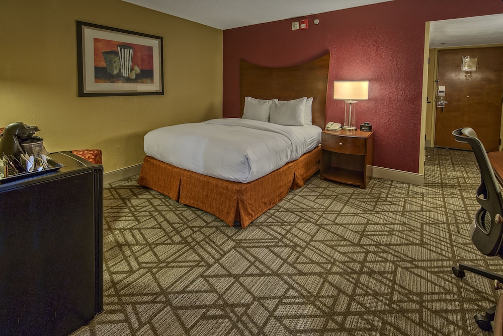 Room, 1 Queen Bed, Accessible (Roll-in Shower) - Photo 2