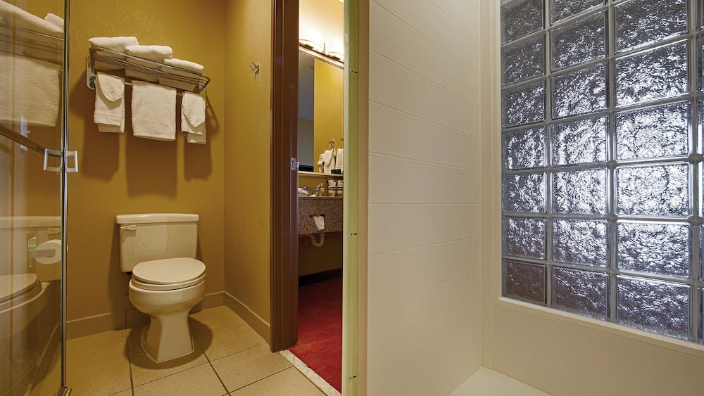 Suite, 1 King Bed, Non Smoking, Refrigerator & Microwave - Photo 2