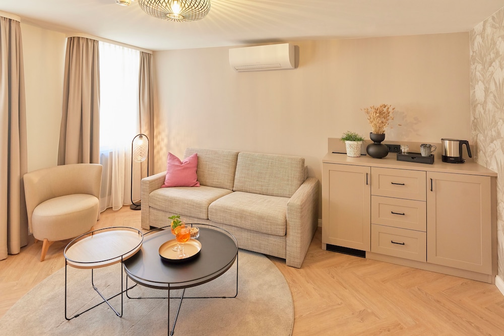 Superior Suite, 1 King Bed, Non Smoking, Refrigerator photo 2
