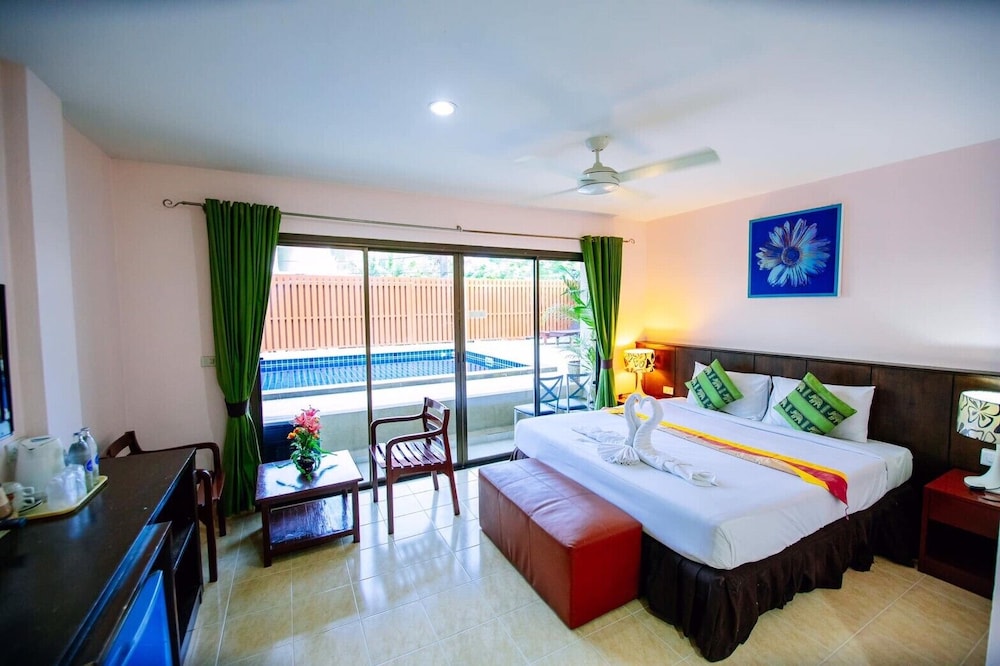 Deluxe with Pool Access - Photo 1