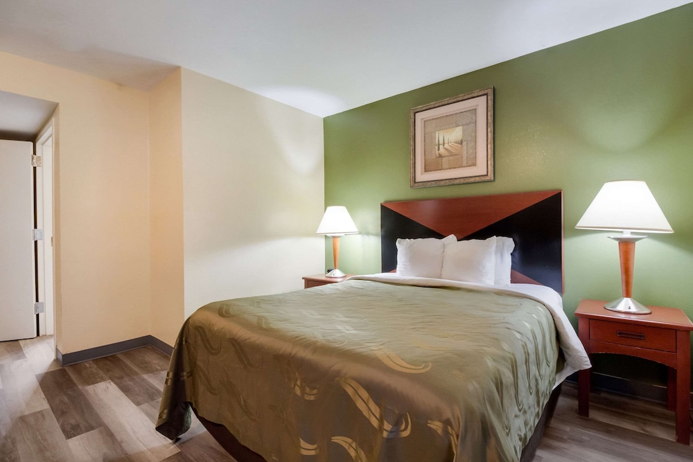 Standard Room, 1 Queen Bed, Non Smoking - Photo 3
