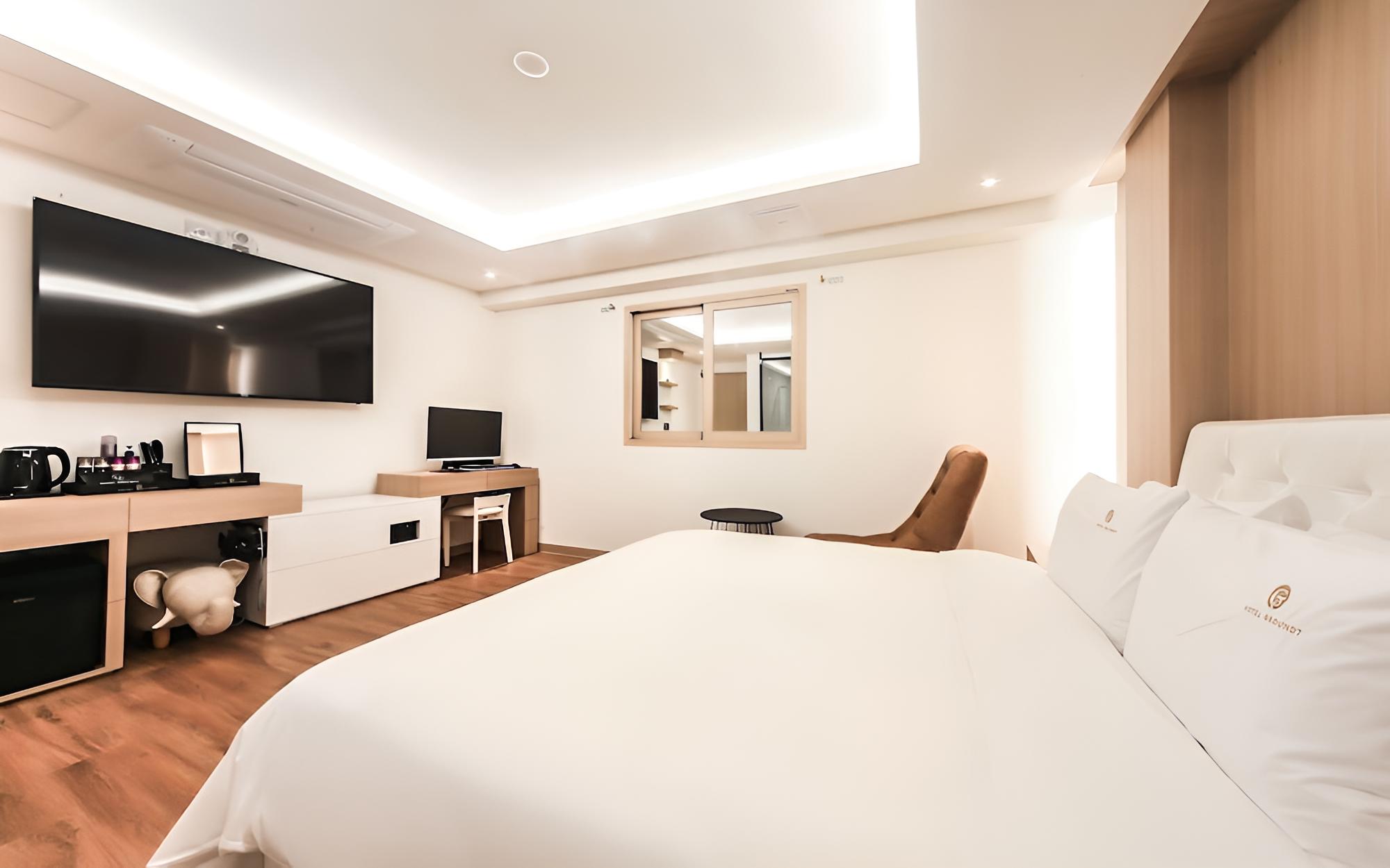 Room (1 parking space per room (pc + Netfli)