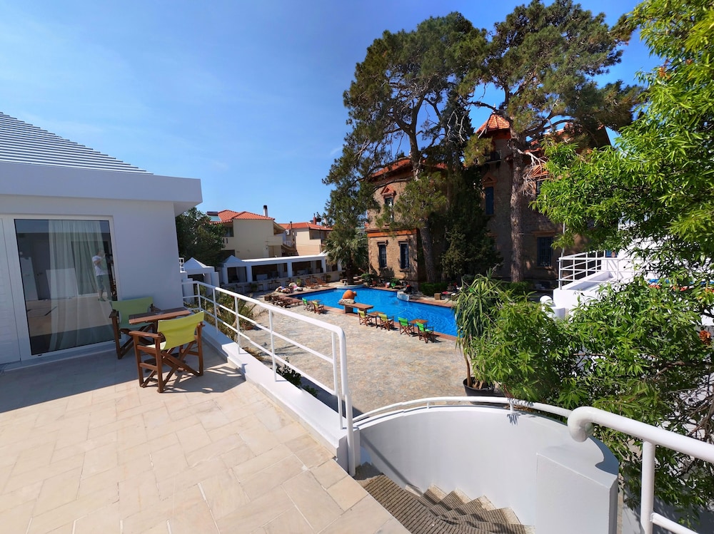 Superior Apartment with Pool View photo 2