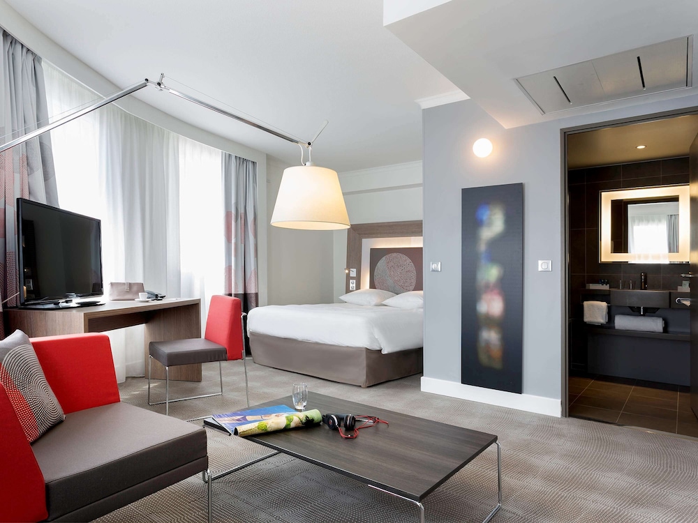 Executive Room, 1 Queen Bed thumbnail 6
