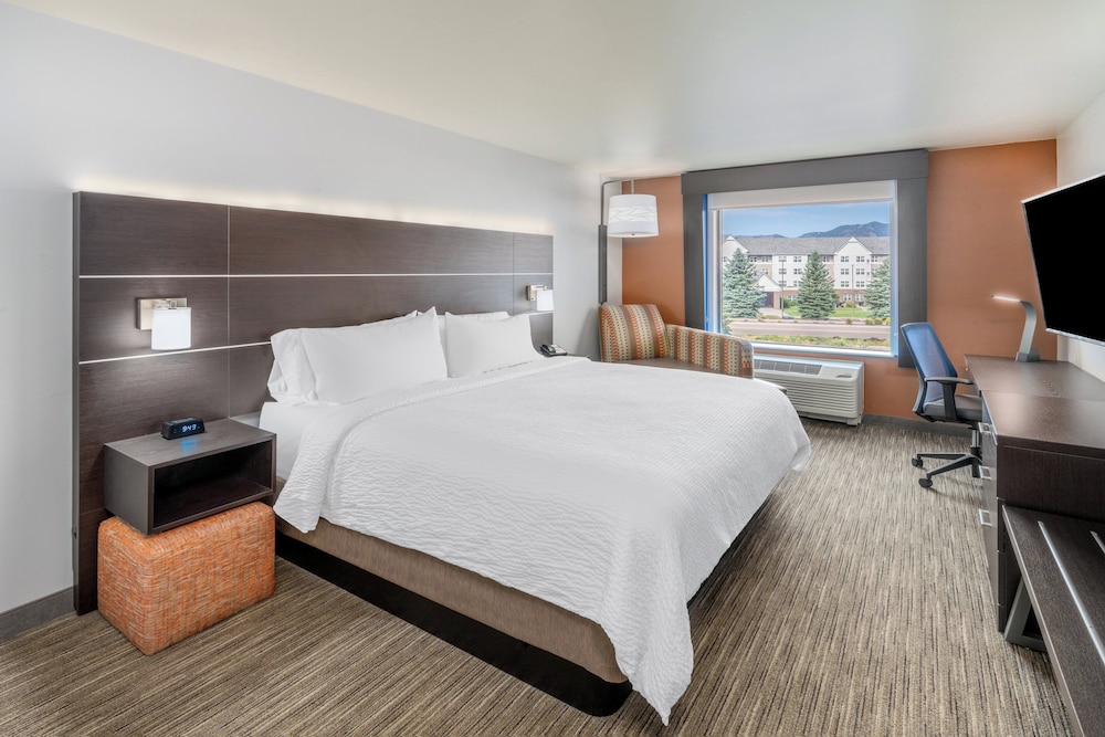 Suite, 1 King Bed, Accessible Bathtub, Non Smoking (Communications, Accessible Tub) photo 1