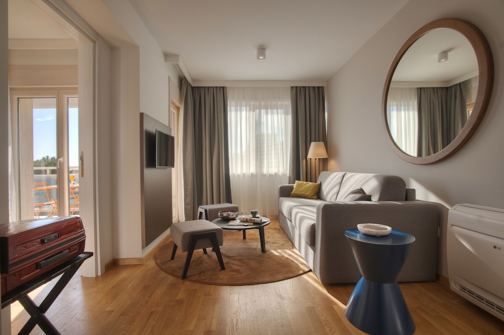 Deluxe Room, Partial Sea View photo 1