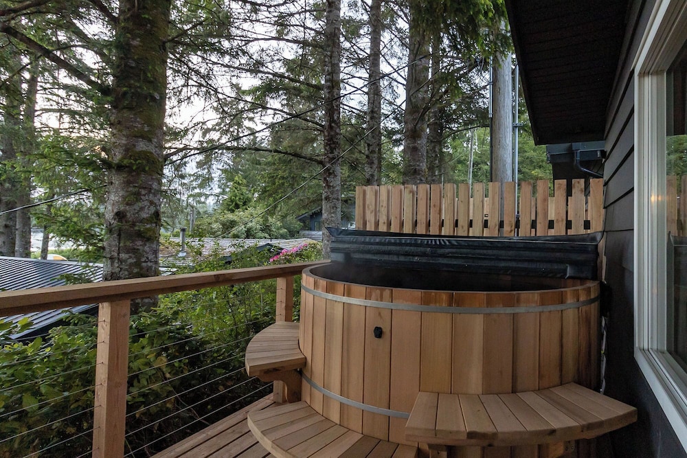 Classic Cabin, 2 Bedrooms, Hot Tub, Ocean View photo 3