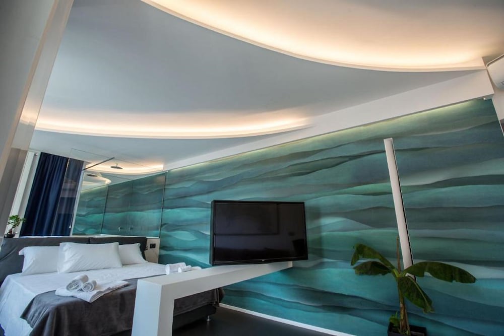 Suite, Jetted Tub, City View photo 2
