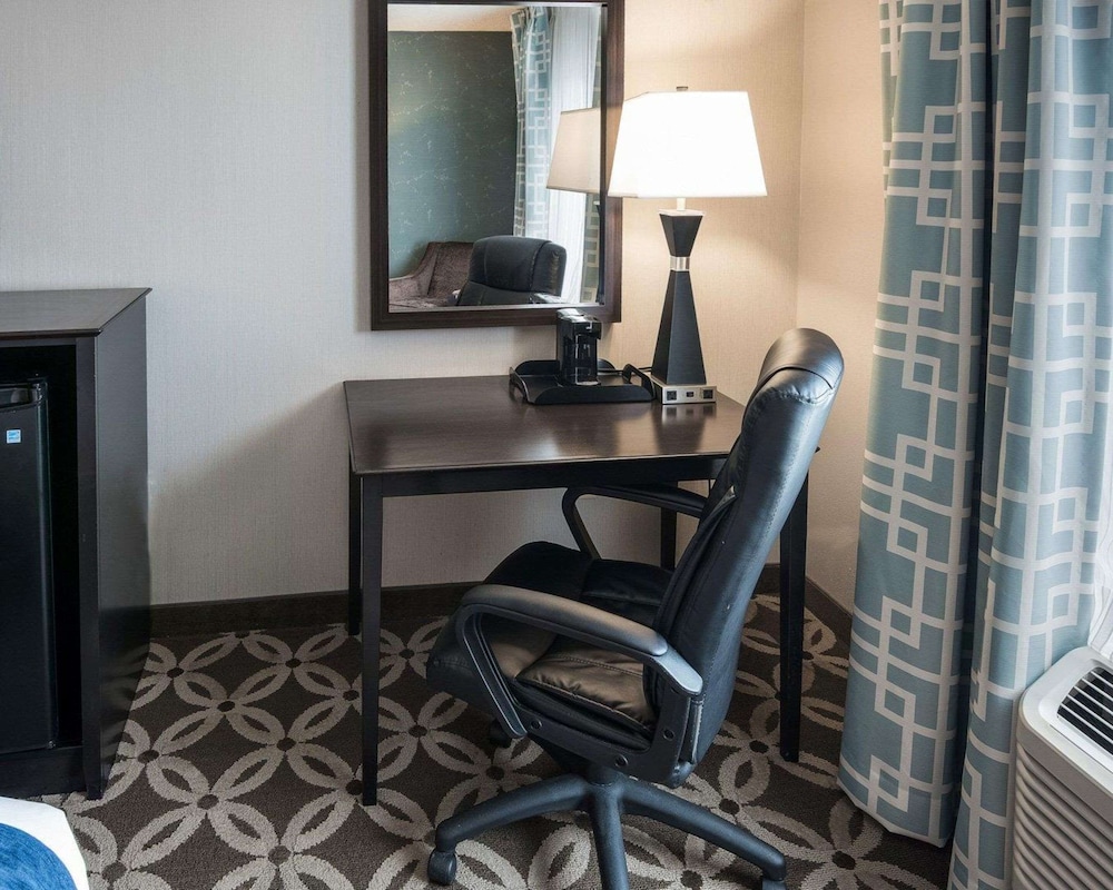 Suite, 1 King Bed with Sofa bed, Non Smoking - Photo 2