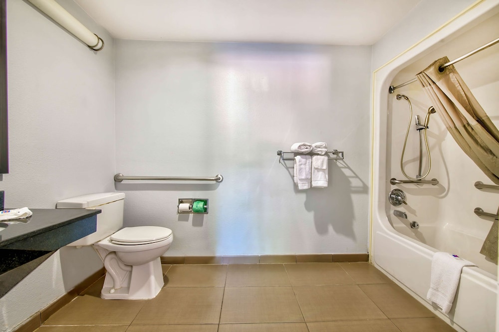 Deluxe Room, Multiple Beds, Accessible, Non Smoking - Photo 5