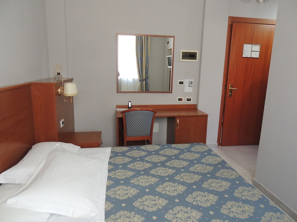 Basic Room, 1 Queen Bed
