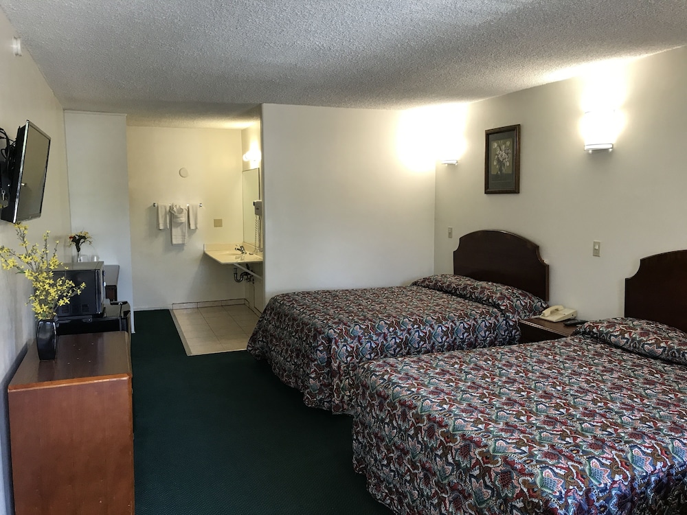 Standard Single Room, 2 Queen Beds, Courtyard View photo 1