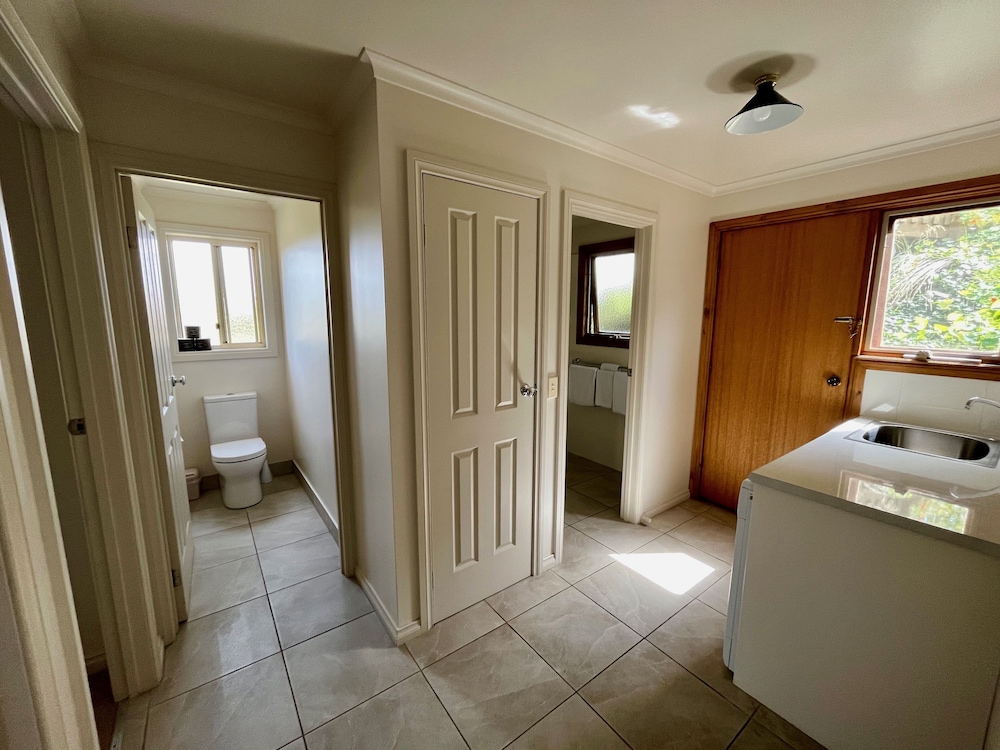 Two Level 2 Bedroom Wattle Cottage with Woodfire, photo 6