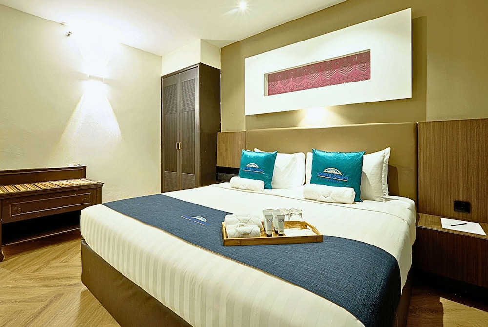 Deluxe Room, 1 King Bed, Non Smoking photo 2