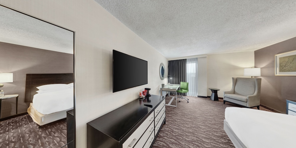 Traditional Room, 2 Queen Beds (Mobility Accessible, Roll-in Shower) photo 3