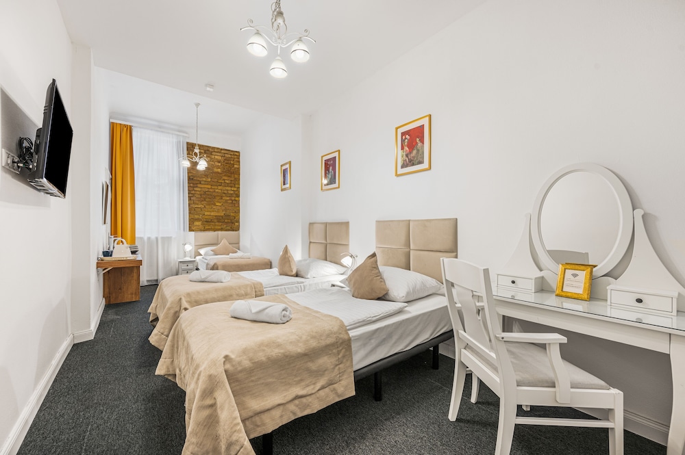 Economy Triple Room, 3 Twin Beds, Private Bathroom, Mezzanine photo 1