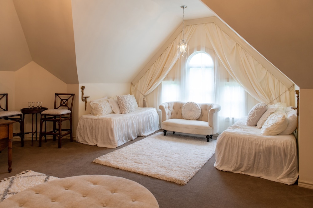 Honeymoon Suite photo 2