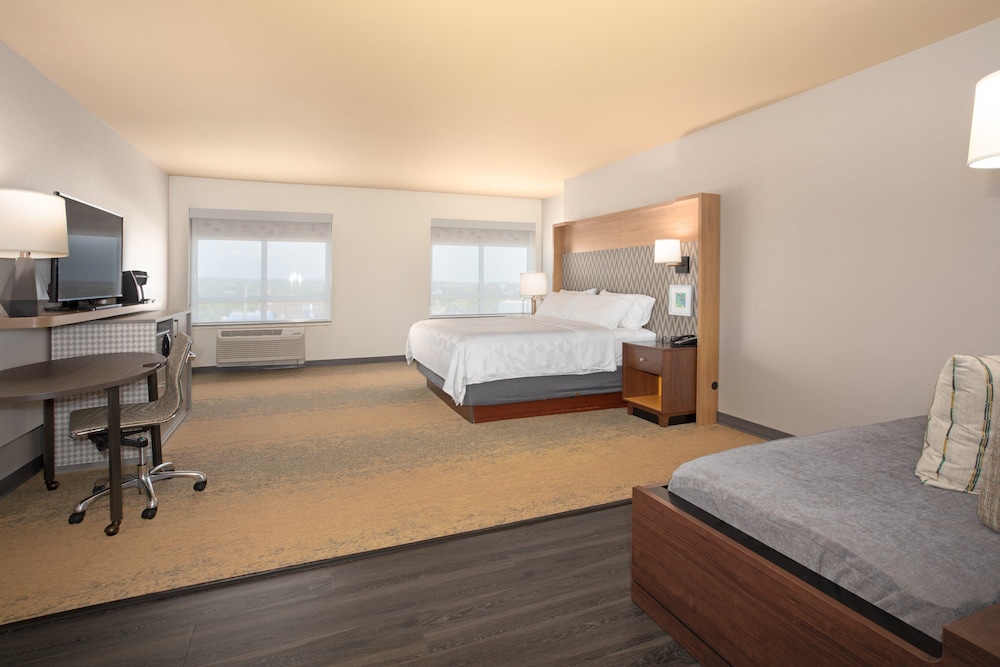 Suite, 1 King Bed (Additional Living Area) - Photo 4