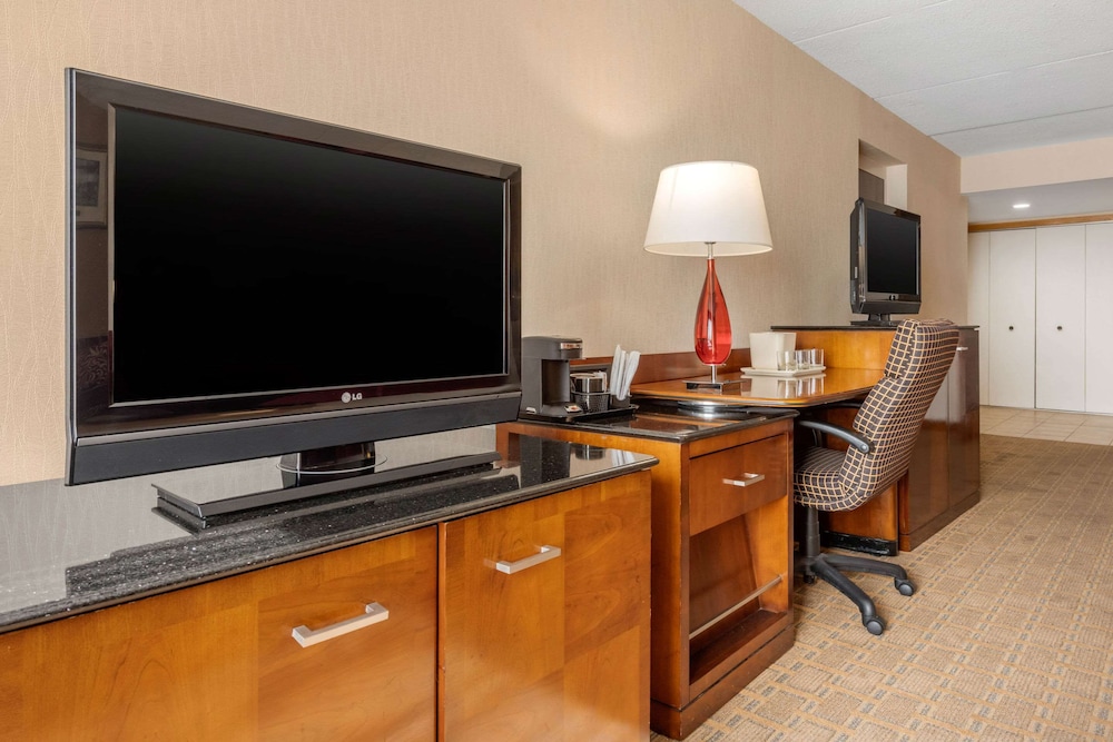 Room, 1 King Bed, Non Smoking (Upgrade) - Photo 6