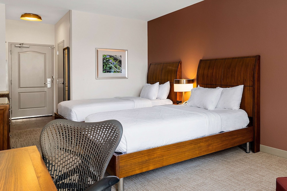 Room, 2 Queen Beds, Accessible, Bathtub - Photo 2