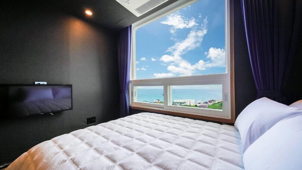 Room (103) photo 2