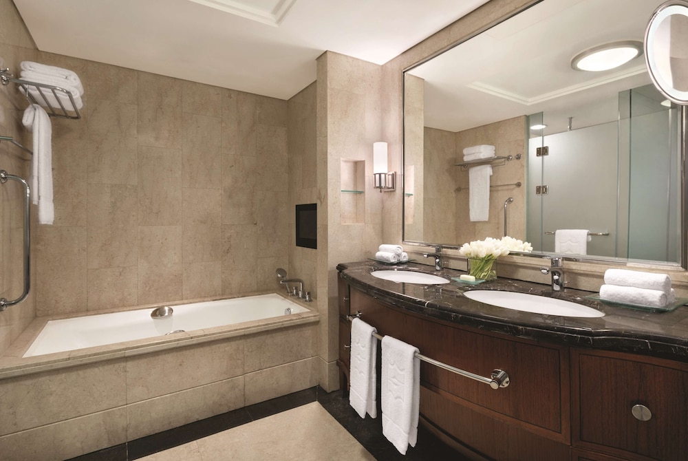 Executive Suite, 1 King Bed thumbnail 6