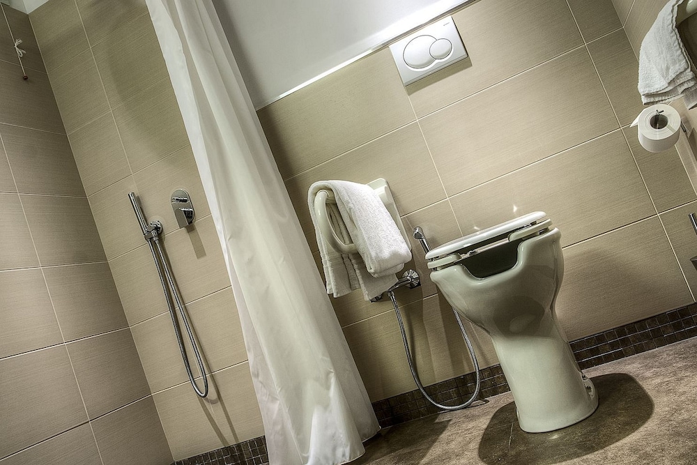 Economy Triple Room, Accessible