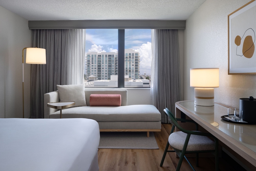 Room, 1 King Bed (Mobility Accessible, Roll-In Shower) - Photo 3