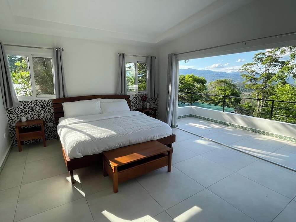 Luxury Studio Suite, 1 King Bed, Mountain View