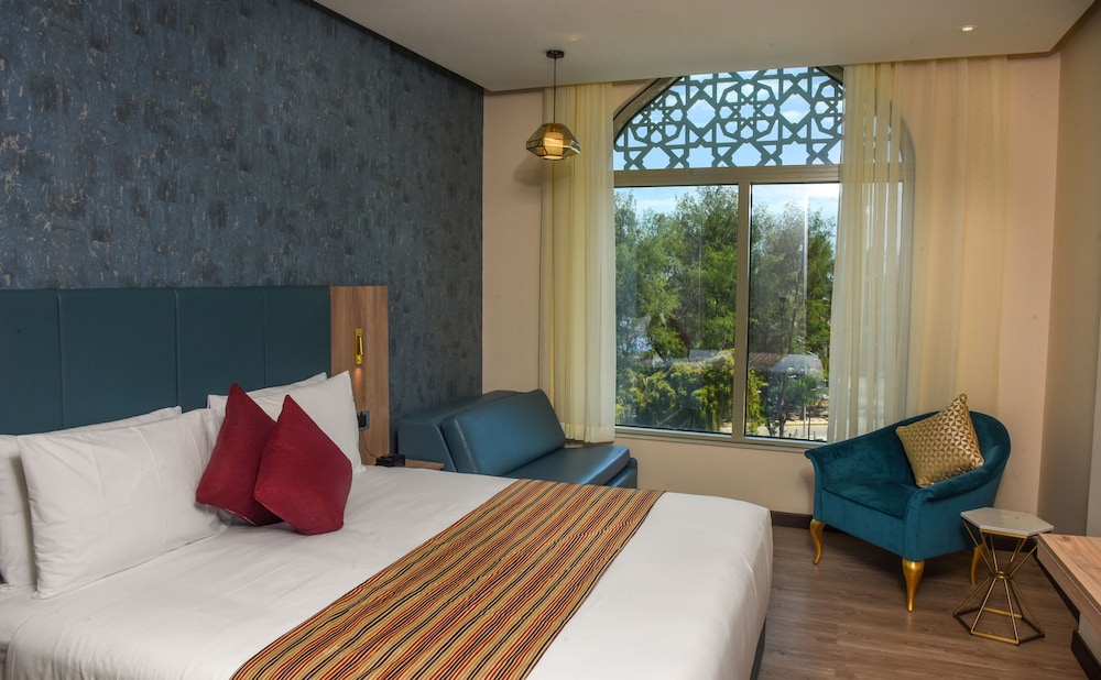 Deluxe Room, 1 King Bed, City View - Photo 2