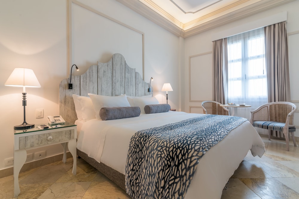 Premium Room, 1 King Bed, Non Smoking - Photo 3