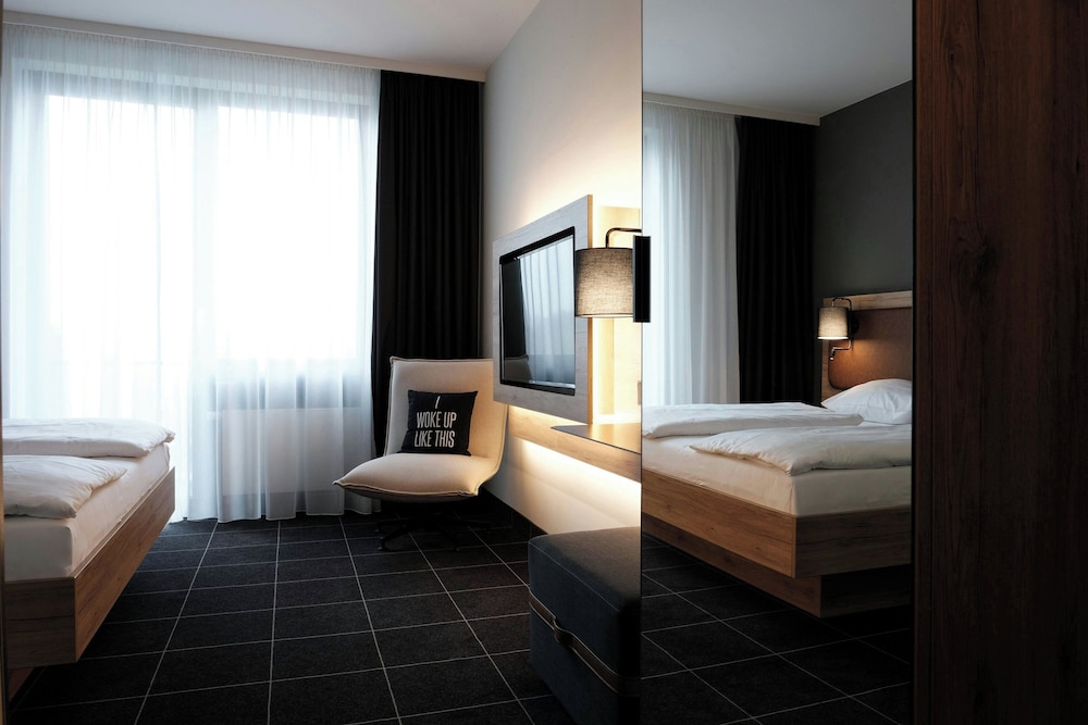 Standard Room, 1 Queen Bed thumbnail 5