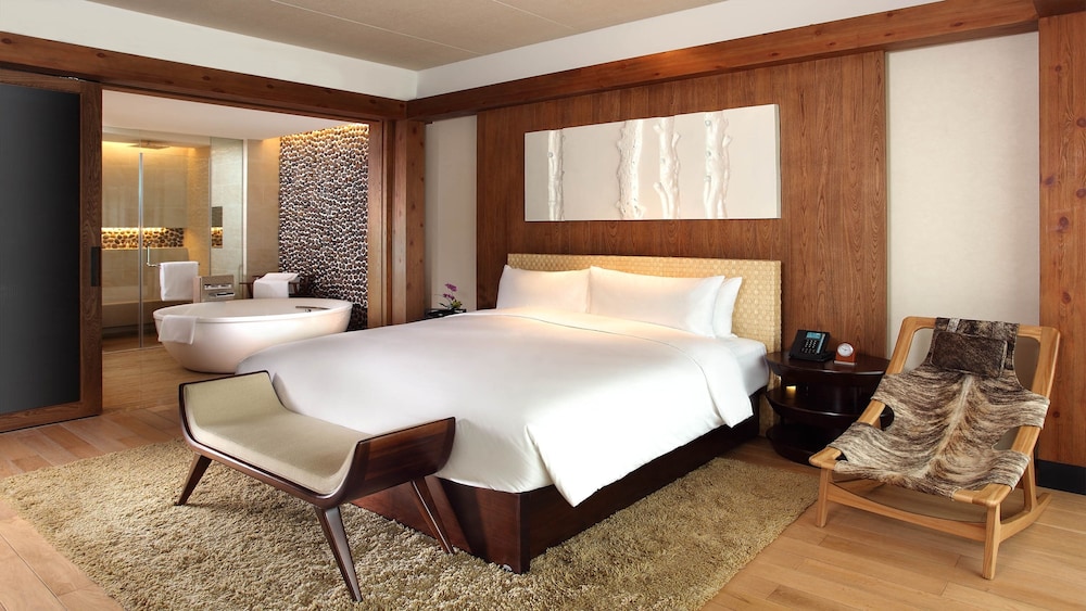 Premium Room, 1 King Bed, Lake View - Photo 2
