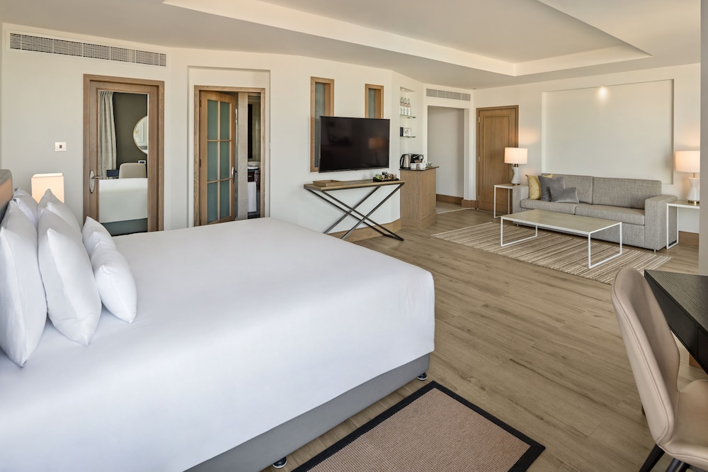 Resort View Junior Suite, Peacock Lounge, Beach, Splash Park & Mall Shuttle