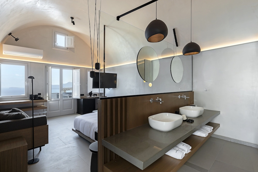 Deluxe Suite outdoor hot tub sea view - Photo 9