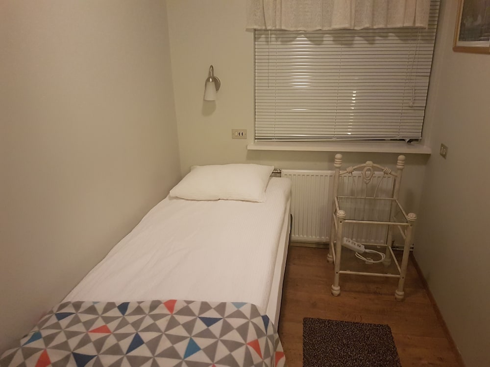 Room, 1 Twin Bed, Shared Bathroom photo 2