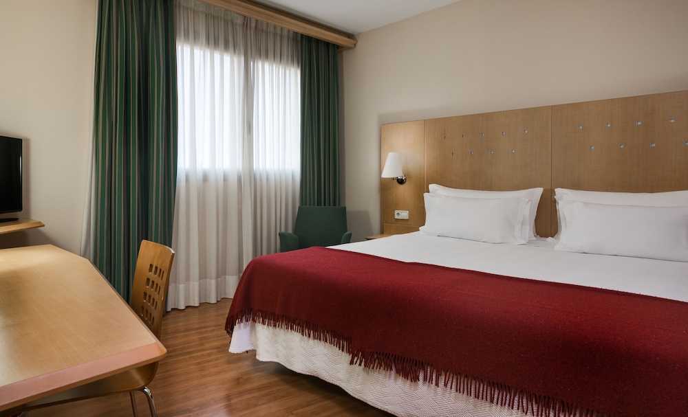 Standard Room, 1 Queen Bed - Photo 1