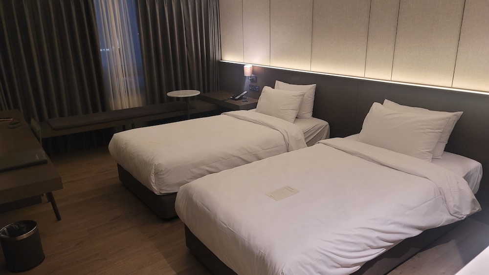 [Heavenly Pool PKG] Deluxe Double+ 2 Breakfast + Pool for 2 + 2 Bingsu + 1 Chicken + Sauna & Fitness